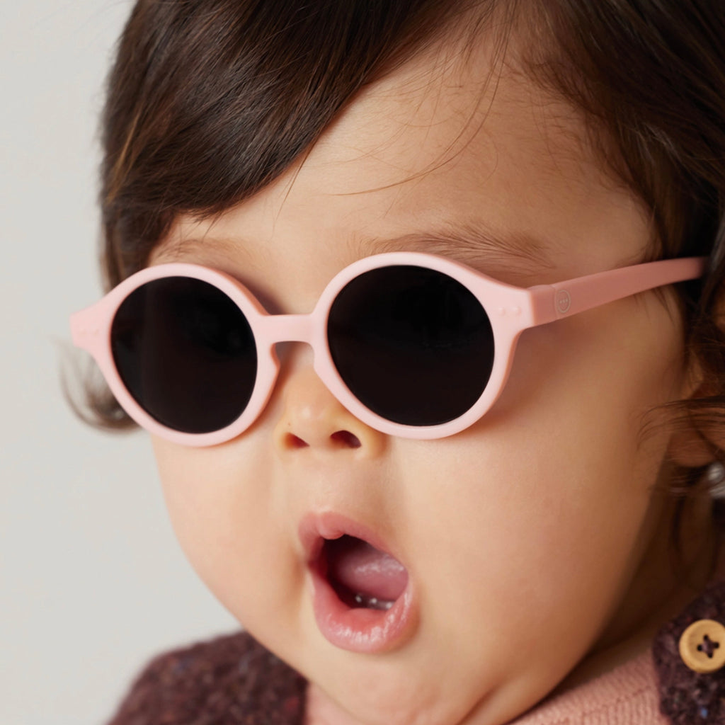Roze siliconen zonnebril voor baby's van Izipizi in Amsterdam Nederland