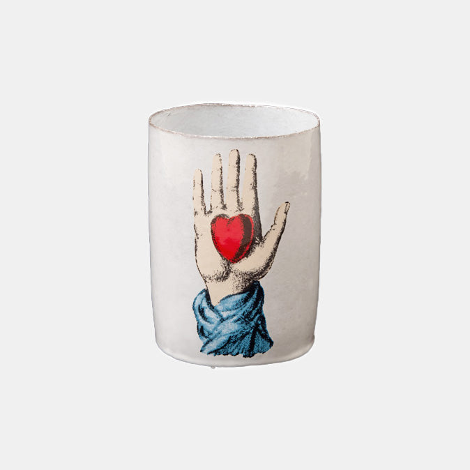 Kleine vaas of beker van Astier de Villatte met John Derian hart en handillustratie in Amsterdam, Nederland