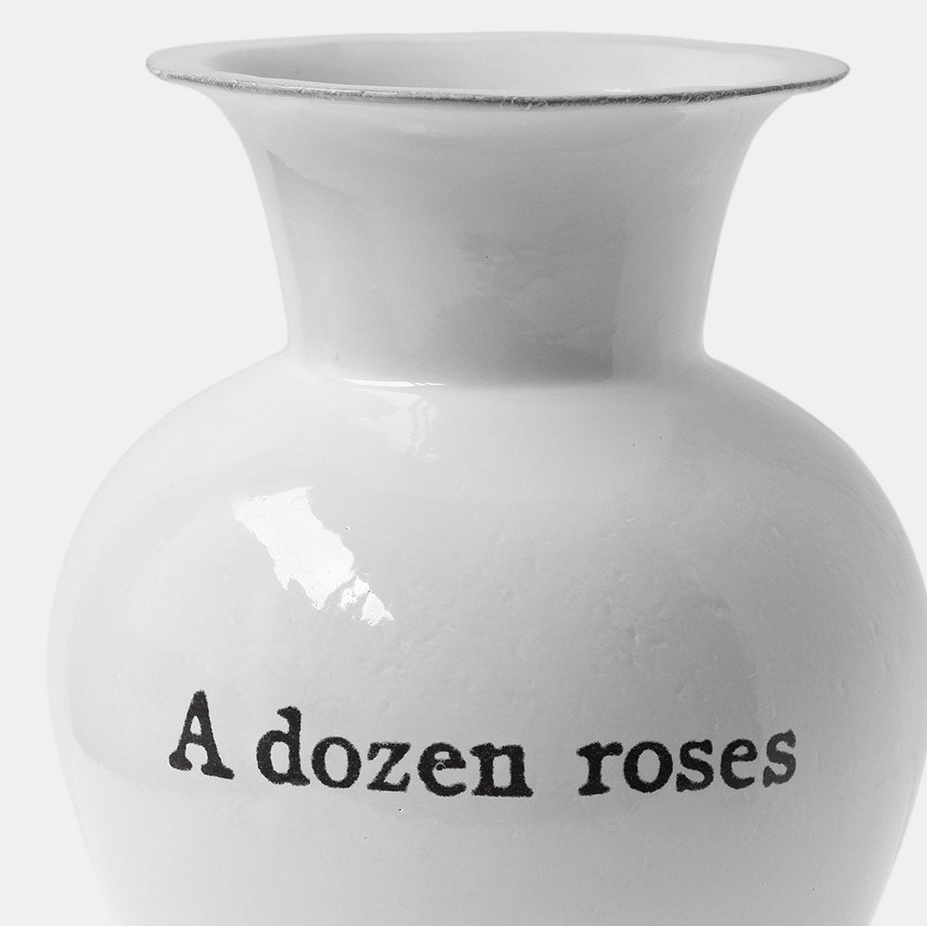 Astier de Villatte witte vaas met tekst A Dozen Roses in Amsterdam Nederland