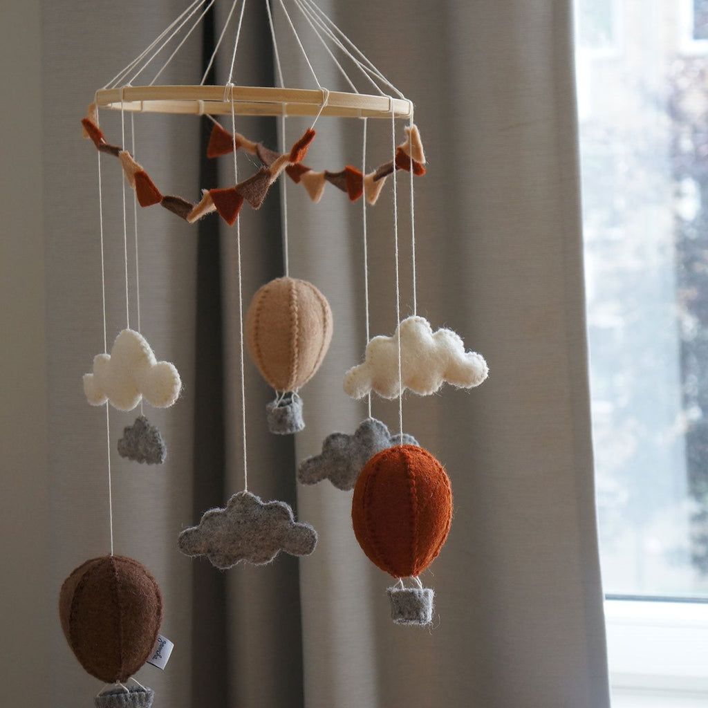 Heteluchtballonvilt mobiel voor babywiegje van Gamcha in Amsterdam