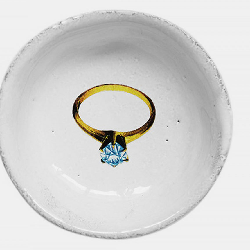 klein wit keramieken schaaltje met afbeelding van een diamanten ring van Astier de Villatte in Amsterdam Nederlands