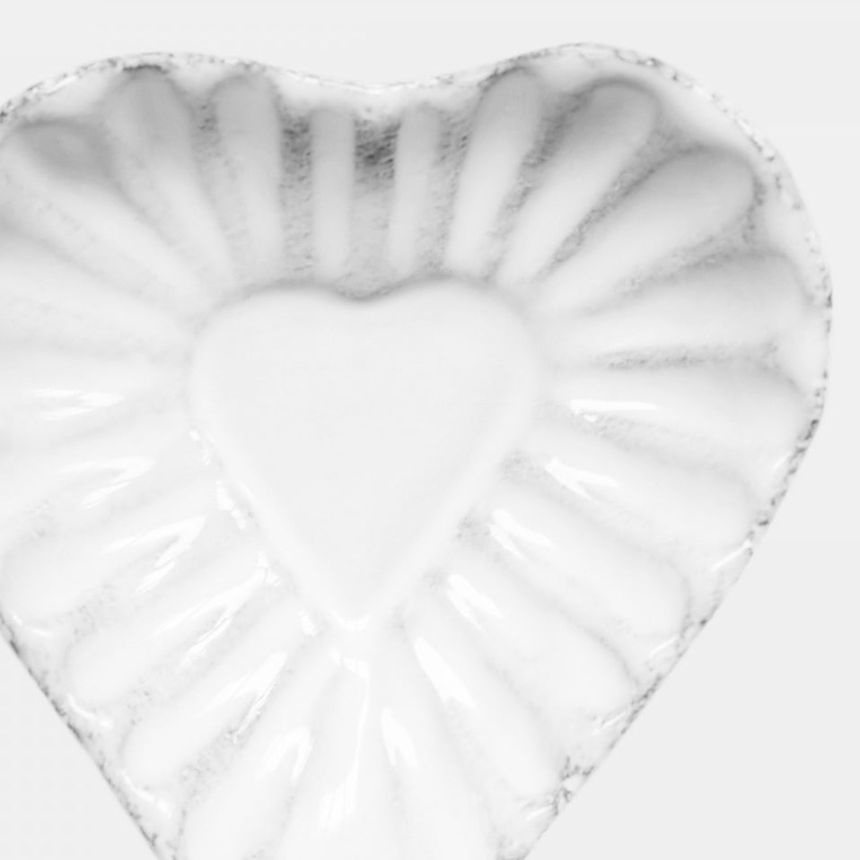 Kleine hartschaal van wit keramiek met geschulpte details van Astier de Villatte in Amsterdam Nederlands