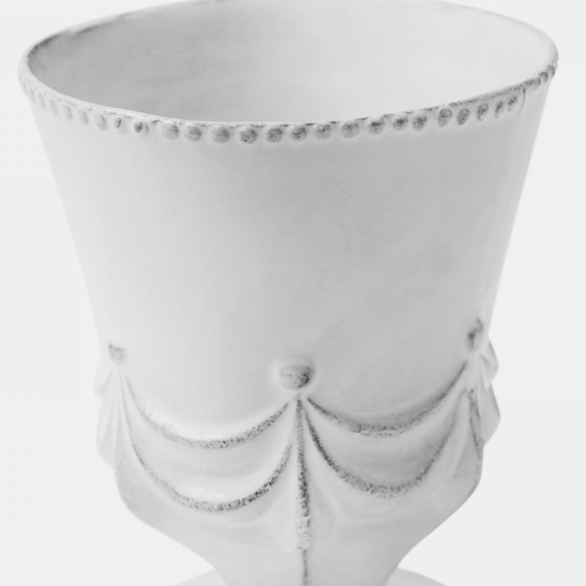 Kleine witte keramische vaas met draperiedetails van Astier de Villatte in Amsterdam Nederlands